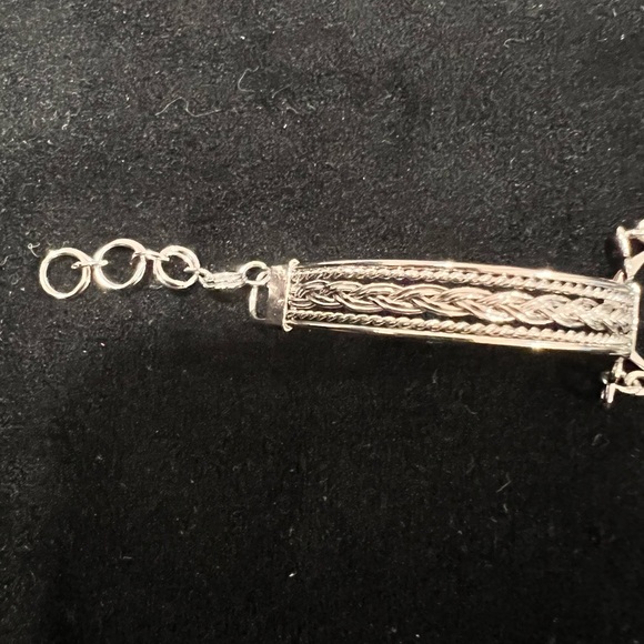 BRAND NEW! Handmade zilvertone adjustable bracelet with green gemstone. OSFM - Picture 7 of 9